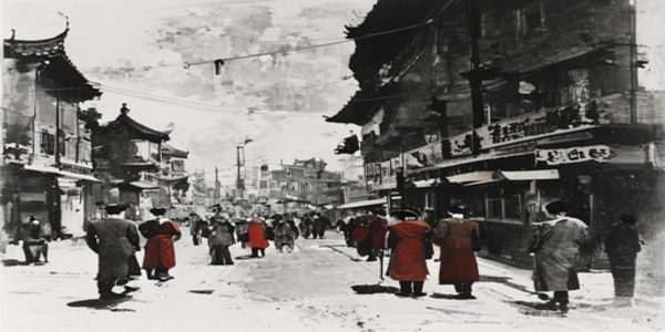 1942年上海租界街道场景还原，行人穿着民国旗袍与西装，远处日军检查站投下压抑阴影，色戒无删减版历史背景参考